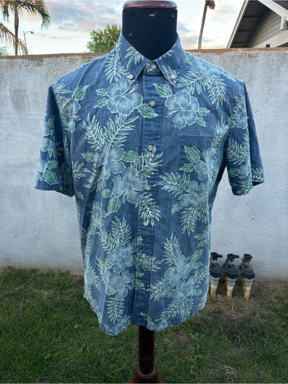PreOwned Reyn Spooner Classic Multicolored Full Button Men's Medium
